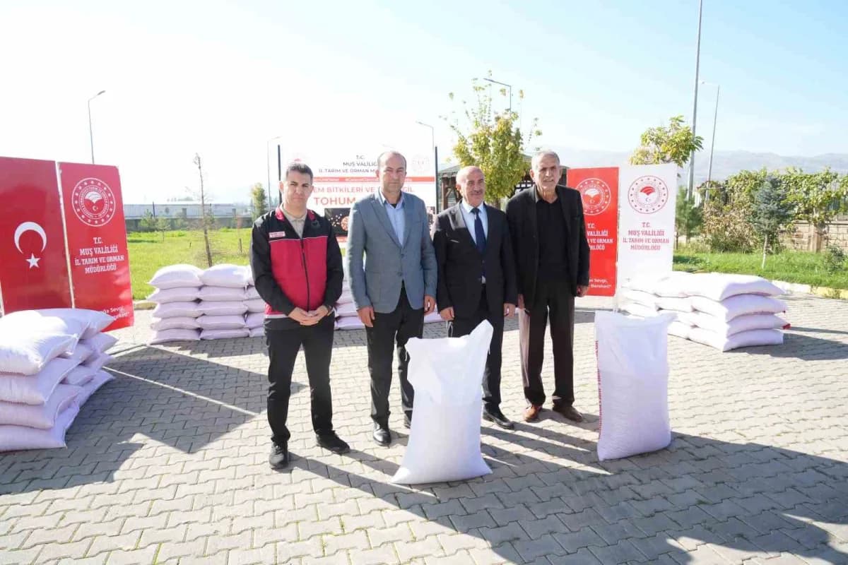 Muş'ta 250 üreticiye 150 ton baklagil tohumu dağıtıldı İl Tarım ve Orman Müdürü Necattin Gönç(solda)