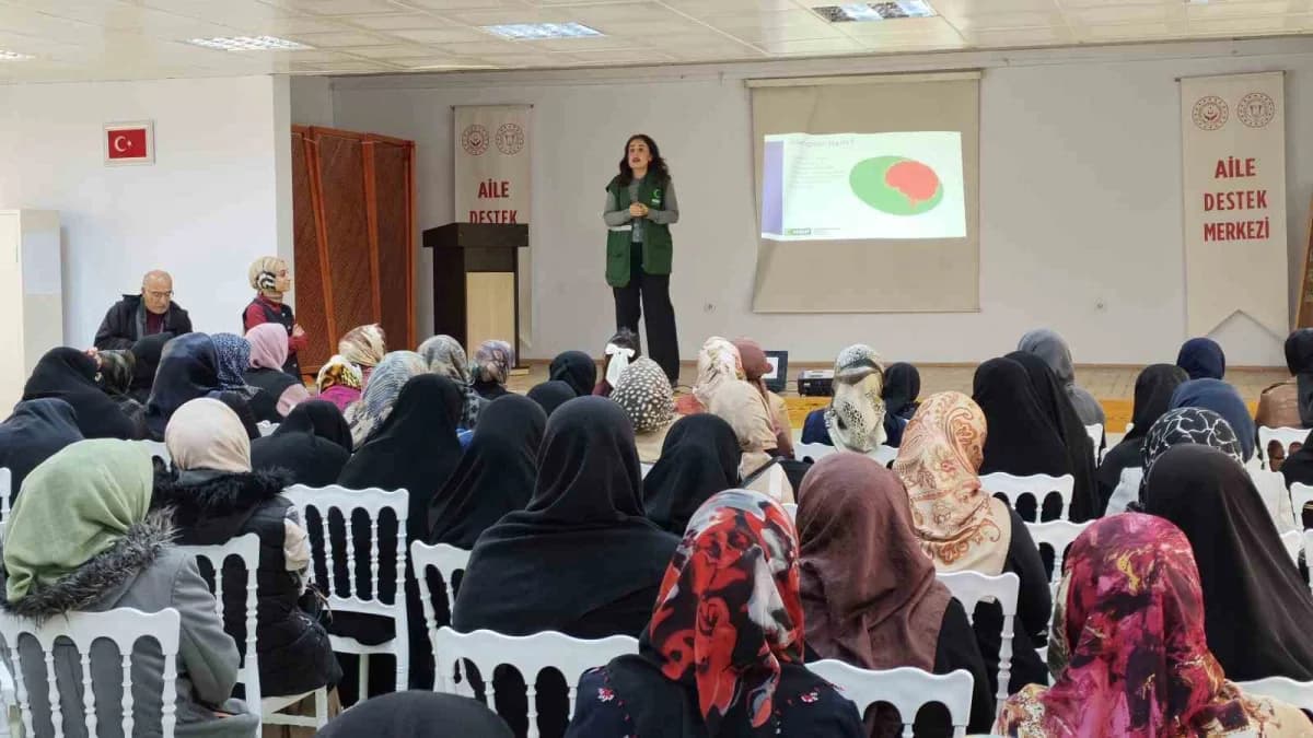 Muş’ta Aile Destek Merkezi’nde düzenlenen programda kadınlara ve annelere bağımlılıkla mücadele konu