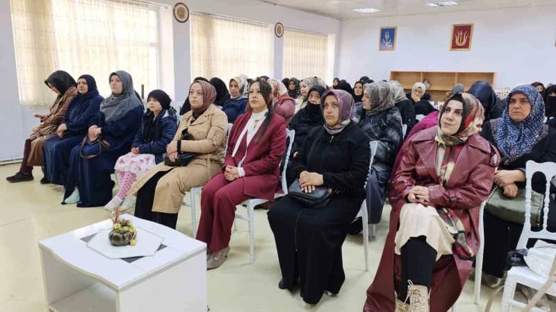 Muş’ta Aile Destek Merkezi’nde düzenlenen programda kadınlara ve annelere bağımlılıkla mücadele konu