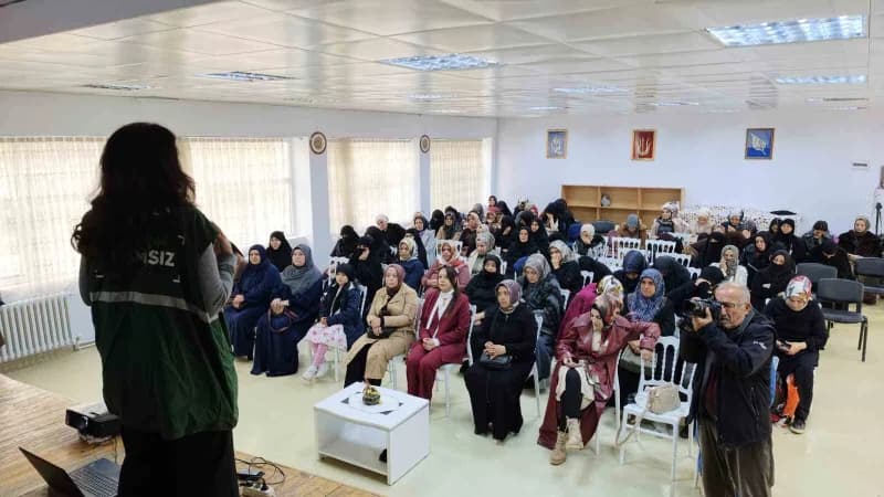 Muş’ta Aile Destek Merkezi’nde düzenlenen programda kadınlara ve annelere bağımlılıkla mücadele konu