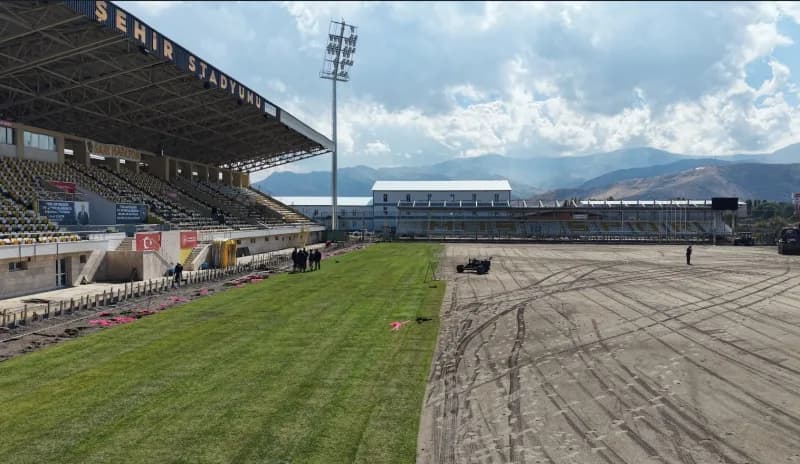 Muş Şehir Stadyumu'nda devam eden yenileme çalışmaları kapsamında alttan ısıtma sisteminin kurulumu tamamlanırken, saha