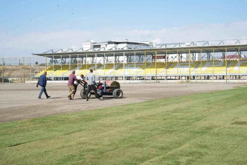 Muş Şehir Stadyumu'nda devam eden yenileme çalışmaları kapsamında alttan ısıtma sisteminin kurulumu tamamlanırken, saha