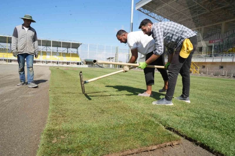 Muş Şehir Stadyumu'nda devam eden yenileme çalışmaları kapsamında alttan ısıtma sisteminin kurulumu tamamlanırken, saha