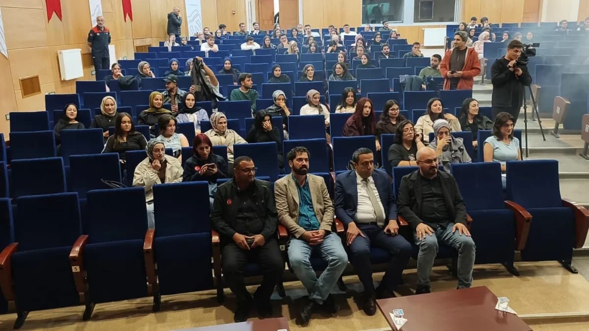 Muş’ta üniversite öğrencilerine yönelik uygulamalı afet farkındalık eğitimi sırasında öğrenciler grup çalışması yapıyor