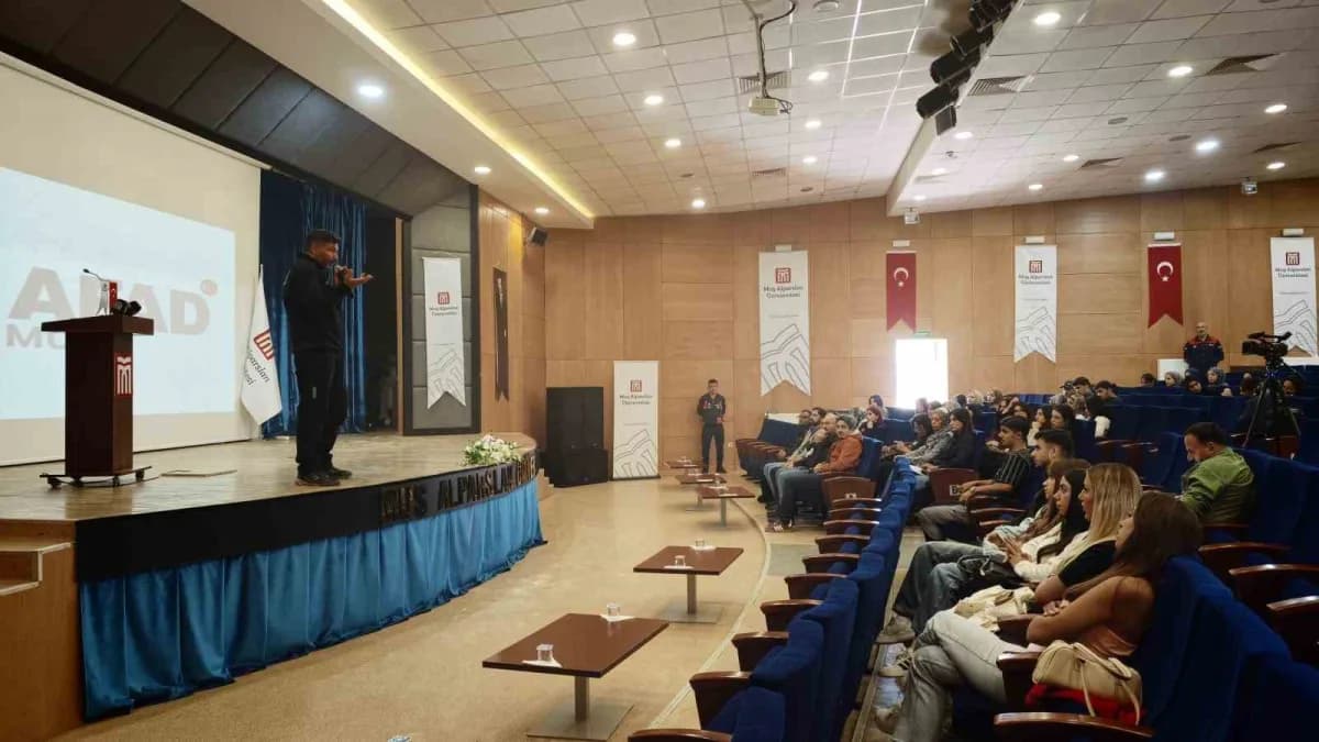 Muş’ta üniversite öğrencilerine yönelik düzenlenen uygulamalı Afet farkındalık etkinliğinde, deprem sonrası yaşanabilece