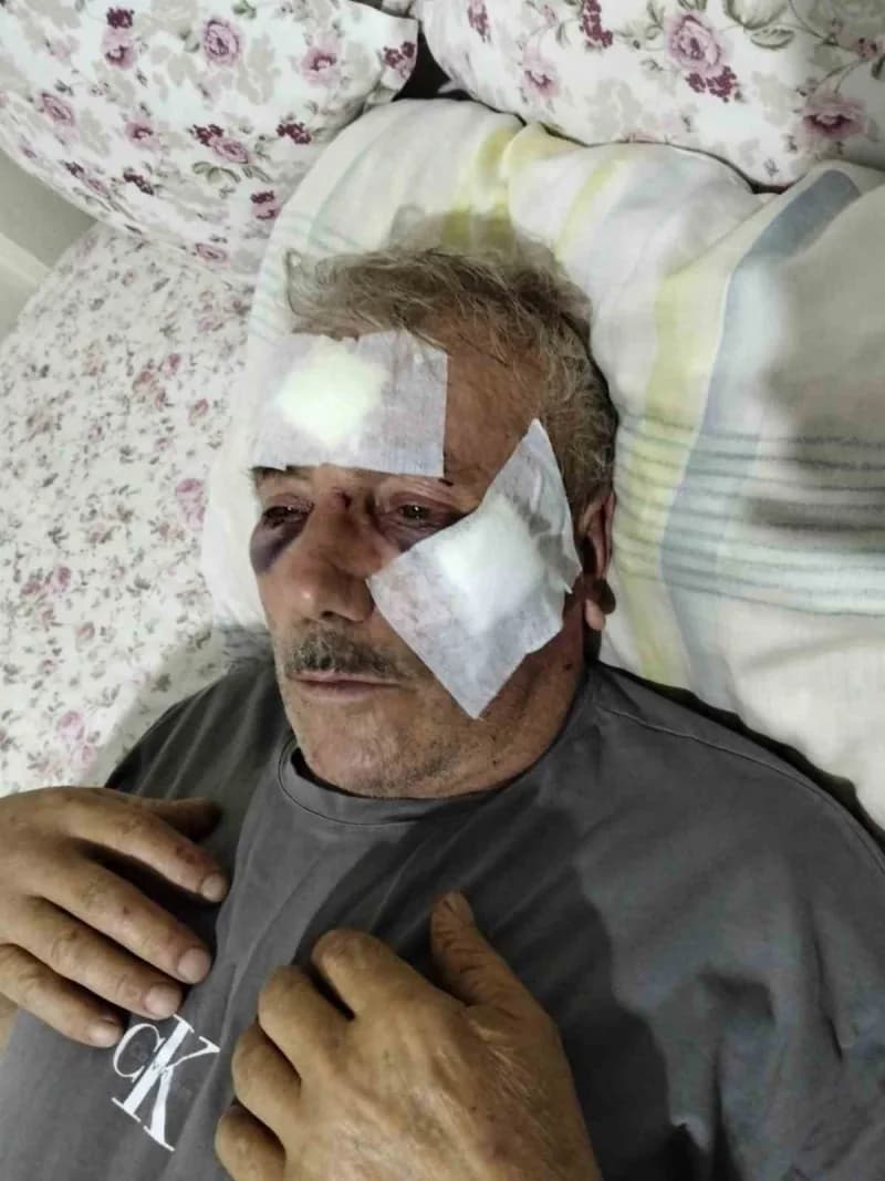 Temel Kadayıf ve oğlu Bahtiyar Kadayıf evlerinin önünde su saati kutusu montajı yaptığı sırada, komşuları f.k.'ye ait in