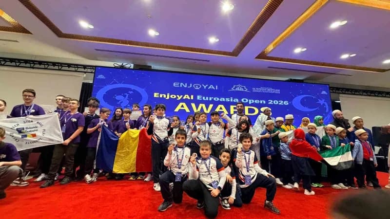 Muşlu öğrenciler İstanbul’daki Avrasya Drone Cup yarışmasında ödül alırken