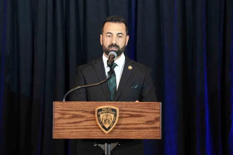 Türk Teğmen Ali Hammutoğlu Kur'an-ı Kerim okudu.