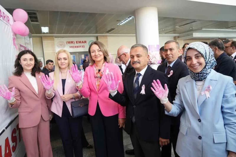 Farkındalık etkinliğinin devamında katılımcılar, pembe boya ile beyaz perde üzerine el izlerini bıra