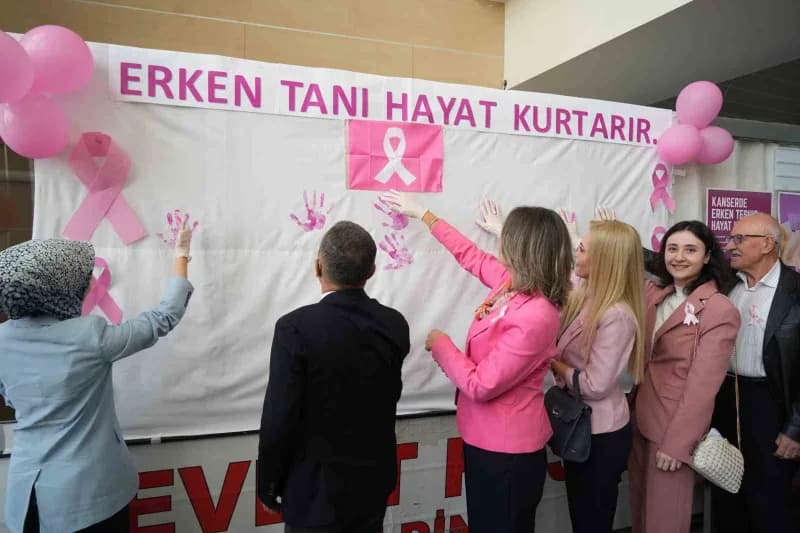 Farkındalık etkinliğinin devamında katılımcılar, pembe boya ile beyaz perde üzerine el izlerini bıra