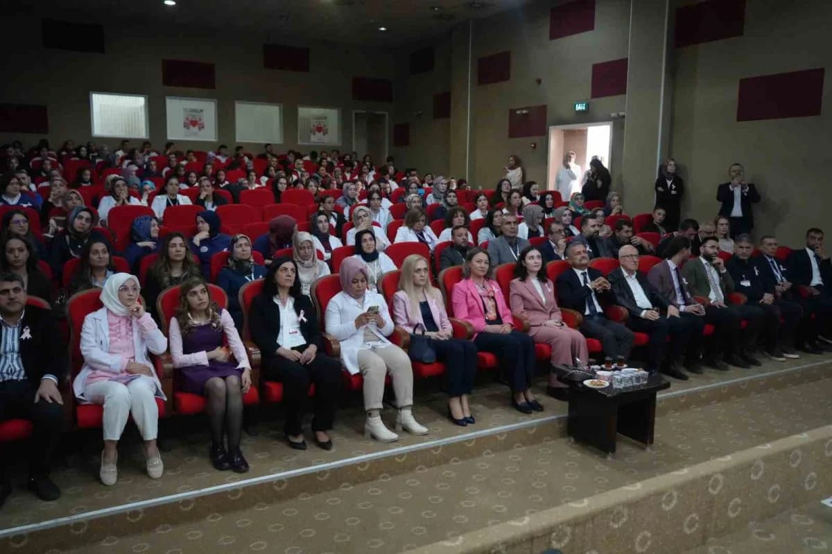 Muş Devlet Hastanesi’nde Meme Kanseri Farkındalık Ayı kapsamında etkinlik düzenlendi.
