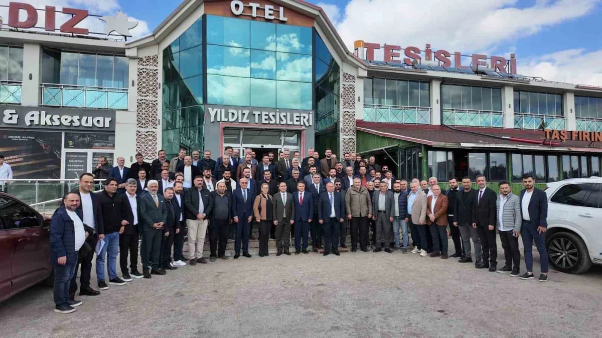 Mustafa Eken, Sivas Ticaret ve Sanayi Odası üyeleriyle Yıldızeli ilçesinde toplantıda bir arada