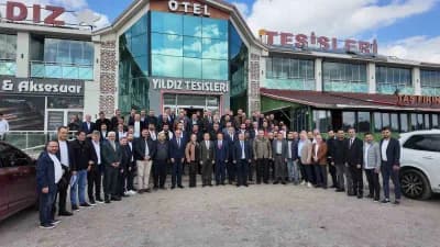 Mustafa Eken, Sivas Ticaret ve Sanayi Odası üyeleriyle Yıldızeli ilçesinde toplantıda bir arada