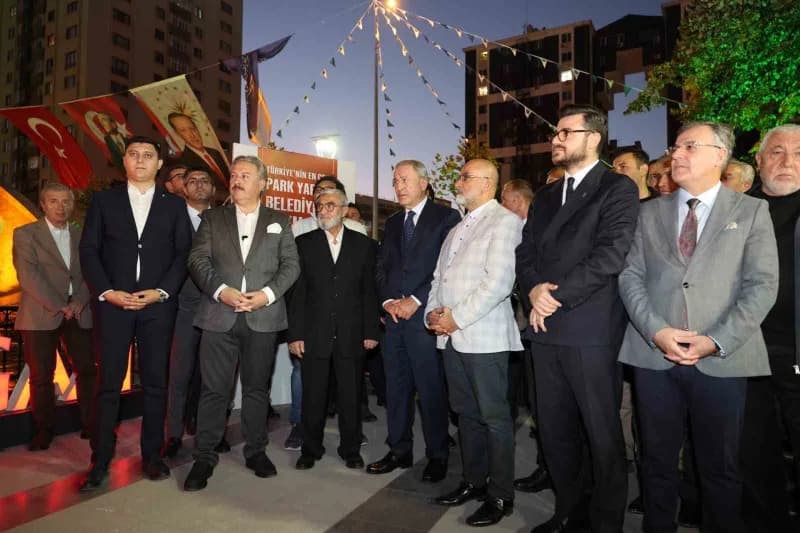 Mustafa Tümgüç adına yapılan parkın açılış töreninde konuşan Melikgazi Belediye Başkanı Mustafa Palancıoğlu ve protokol