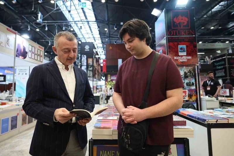 Tahir Büyükakın, Uluslararası 16. Kocaeli Kitap Fuarı'nı ziyaret ederek gençler ve vatandaşlarla bir araya geldi. Stantl