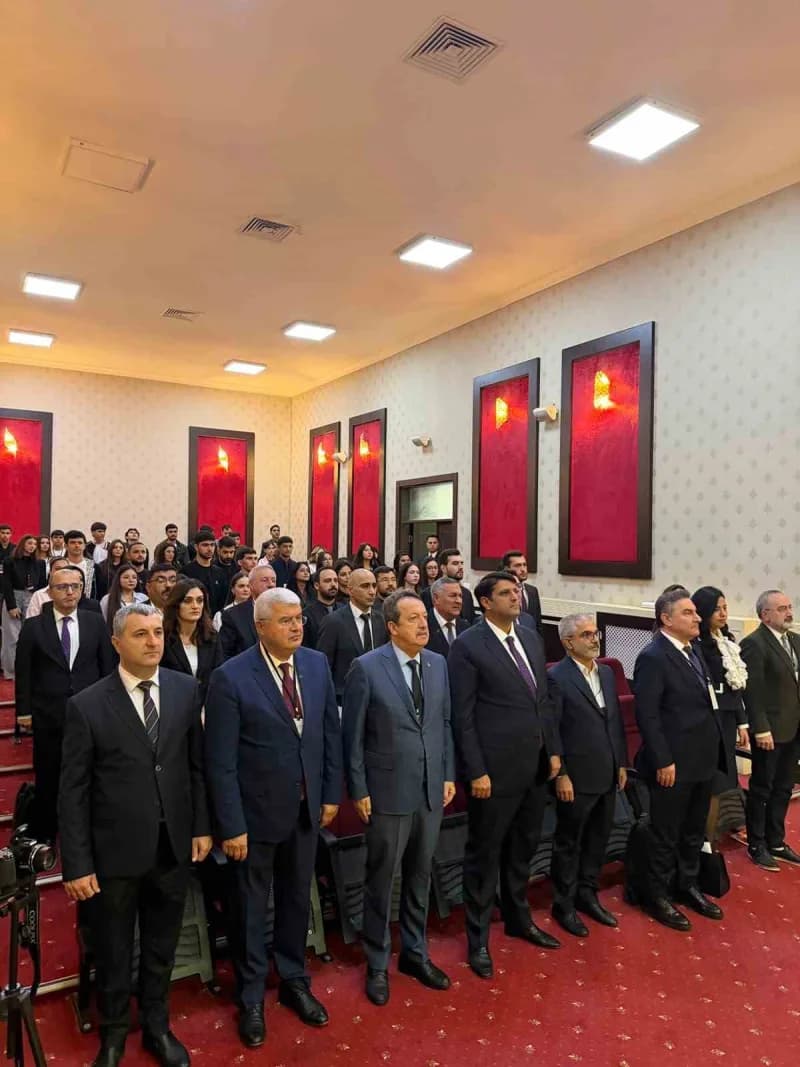 Erzurum Büyükşehir Belediyesi himayesinde ve Erzurum Diplomasi Araştırmaları Merkezi Derneği (EDAM) organizasyonunda düz
