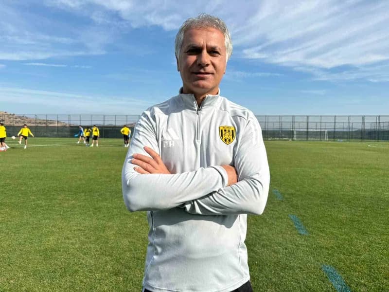 Namet Ateş basın toplantısında Aliağa FK hakkında açıklama yapıyor