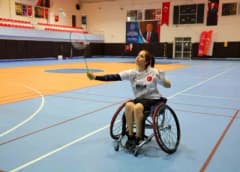 Adanalı milli sporcu Narin Uluç, Japonya’da para badminton turnuvasında madalya töreninde