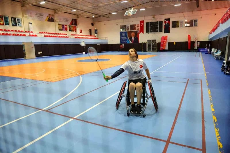 Japonya'da düzenlenen Uluslararası Para Badminton Turnuvası'nda mücadele eden Adanalı milli sporcu Narin Uluç, tek kadın