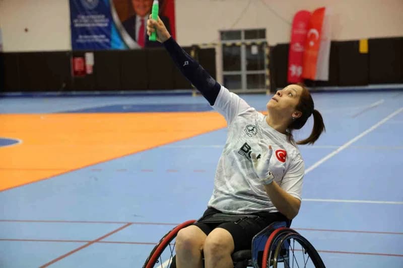Japonya'da düzenlenen Uluslararası Para Badminton Turnuvası'nda mücadele eden Adanalı milli sporcu Narin Uluç, tek kadın