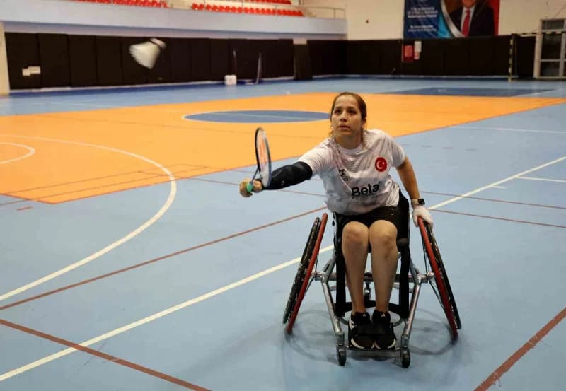 Japonya'da düzenlenen Uluslararası Para Badminton Turnuvası'nda mücadele eden Adanalı milli sporcu Narin Uluç, tek kadın