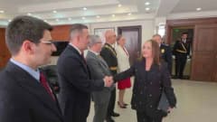 Nazilli’de Cumhuriyet Bayramı kutlamalarında kırmızı beyaz bayraklarla süslenmiş sokaklar ve halk