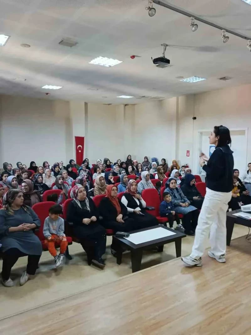 Aydın’ın Nazilli ilçesinde kadınlara yönelik düzenlenen eğitimlerde normal doğum, Anne sütü, Kadın Sağlığı, madde bağıml