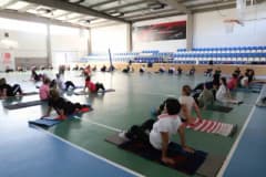 Nazilli’de kadınların katıldığı sabah sporları kursundan spor salonunda egzersiz yapan kadınlar