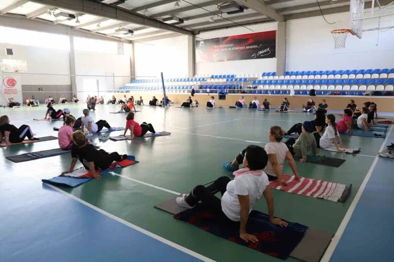 Nazilli’de kadınların katıldığı sabah sporları kursundan spor salonunda egzersiz yapan kadınlar
