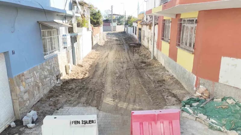 Nazilli Sümer Mahallesi’nde devam eden yol yenileme çalışmaları sırasında iş makineleri ve ekipler