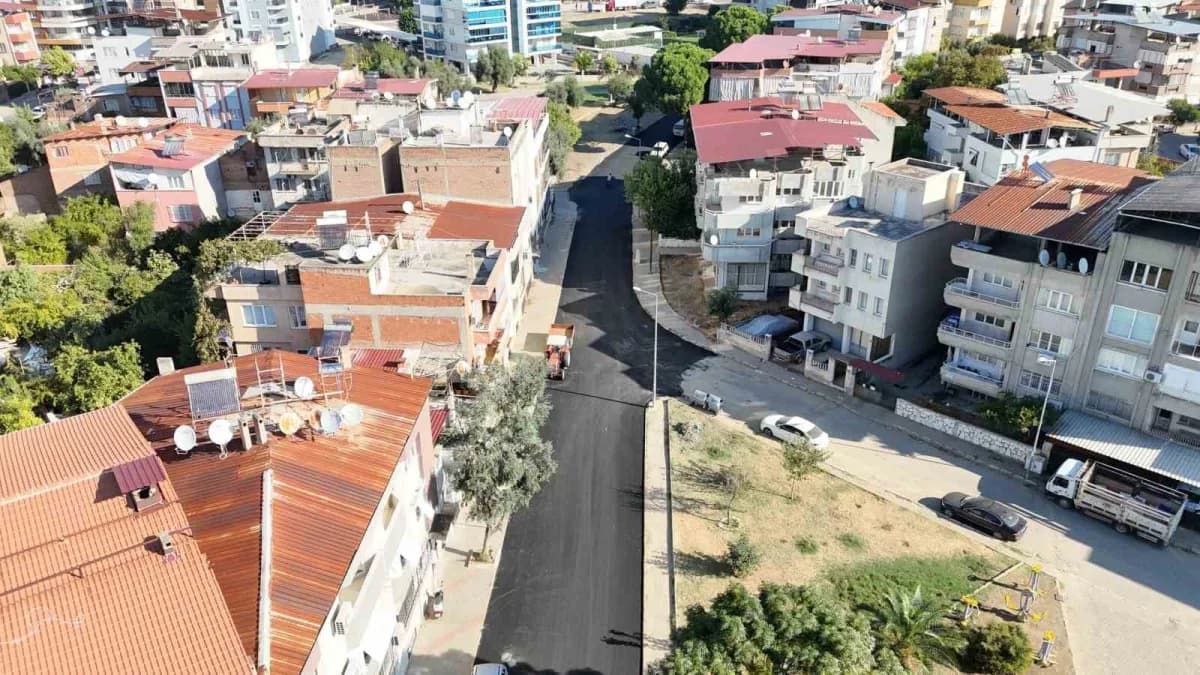 Nazilli Belediyesi, Zafer Mahallesi’nde yıllardır yenilenmeyi bekleyen 77, 117 ve 87/1 Sokak’ta eski asfaltı kazıyarak s