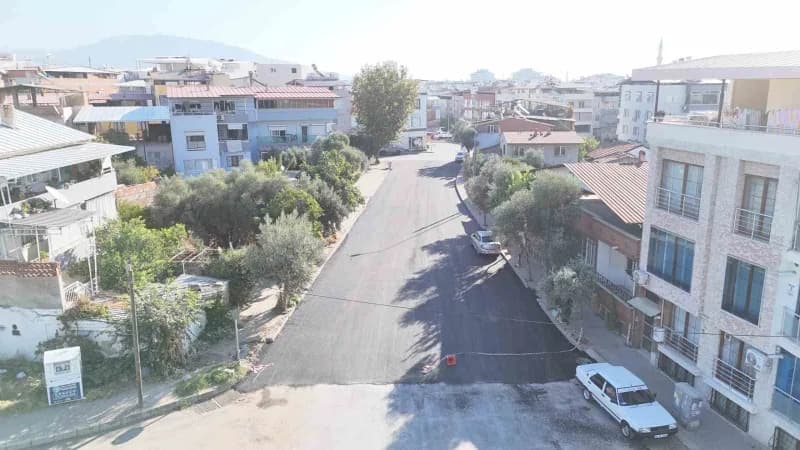 Nazilli Belediyesi, Zafer Mahallesi’nde yıllardır yenilenmeyi bekleyen 77, 117 ve 87/1 Sokak’ta eski asfaltı kazıyarak s