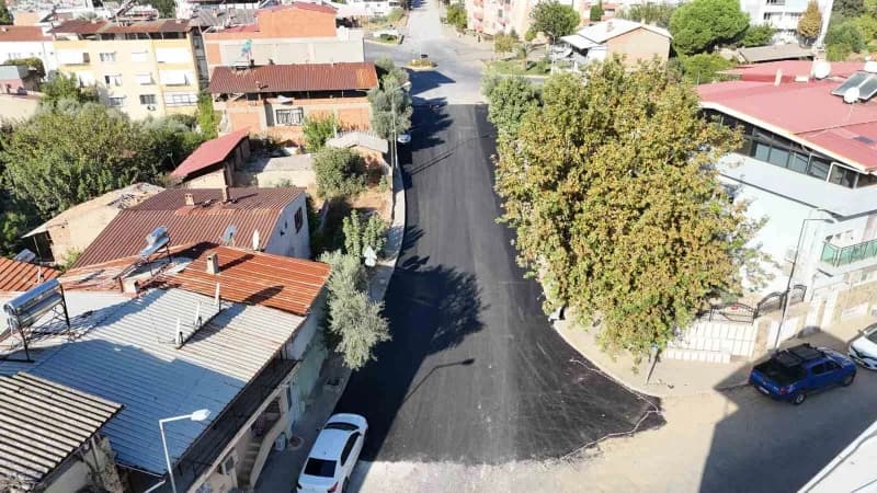 Nazilli Belediyesi, Zafer Mahallesi’nde yıllardır yenilenmeyi bekleyen 77, 117 ve 87/1 Sokak’ta eski asfaltı kazıyarak s