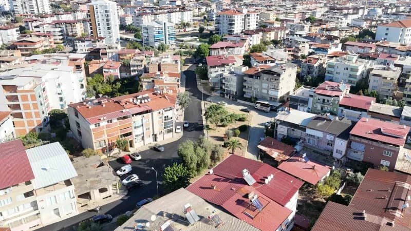 Nazilli Belediyesi, Zafer Mahallesi’nde yıllardır yenilenmeyi bekleyen 77, 117 ve 87/1 Sokak’ta eski asfaltı kazıyarak s