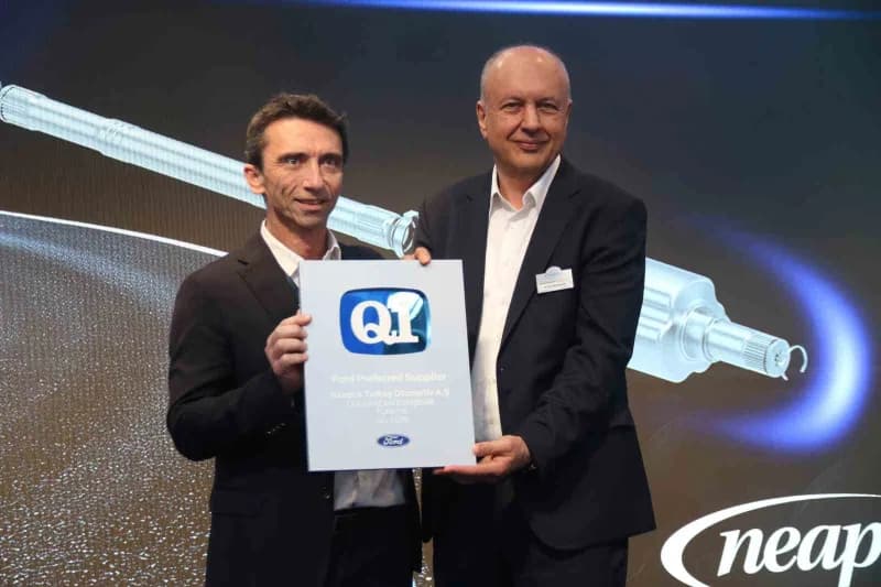 Neapco Turkey Otomotiv a.ş. Genel Müdürü Hüseyin Erdem ve (Soldaki) ve Ford Otosan Satın Alma Direkt