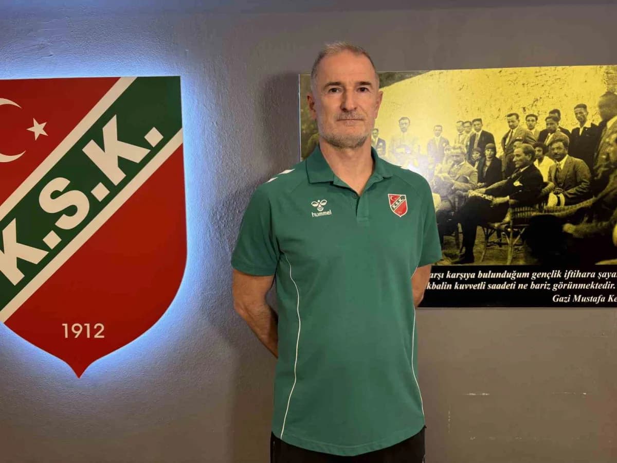 Nenad Markovic basın toplantısında Karşıyaka Basketbol takımı hakkında konuşuyor