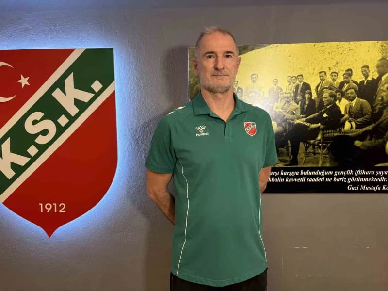 Nenad Markovic basın toplantısında Karşıyaka Basketbol takımı hakkında konuşuyor