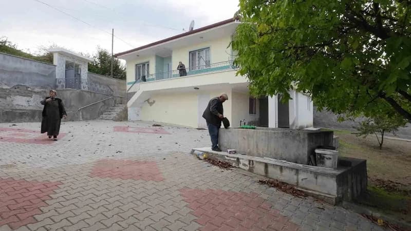 Neşet Ertaş'ın yaşadığı evin bahçesi