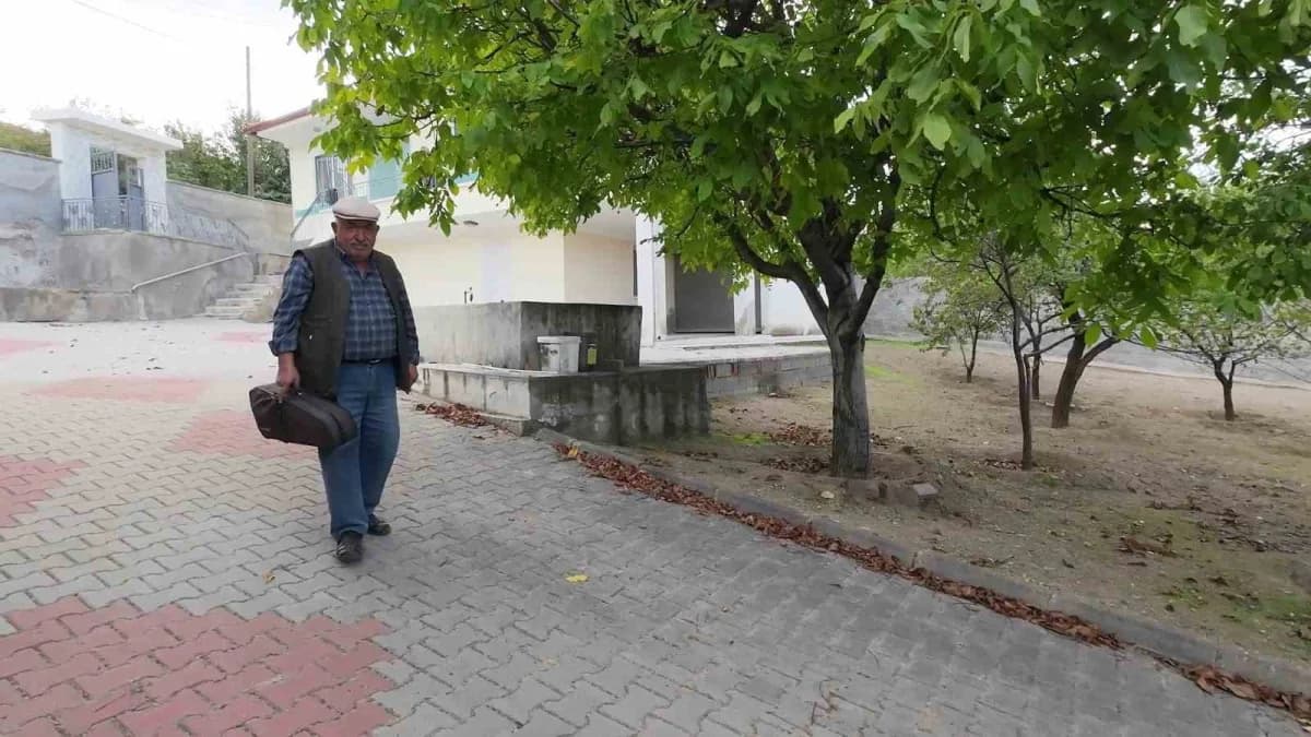 Neşet Ertaş'ın yaşadığı evin bahçesinde Abdal Veli Atak