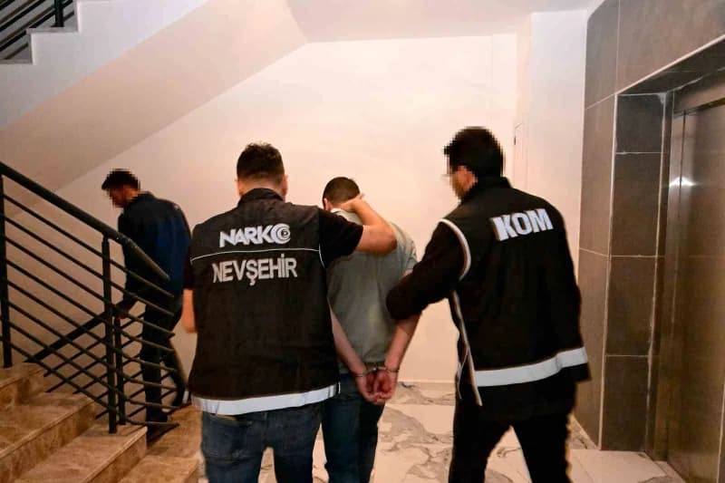 Nevşehir’de dijital uyuşturucu ağına yönelik polis operasyonunda ele geçirilen uyuşturucu maddeler ve deliller
