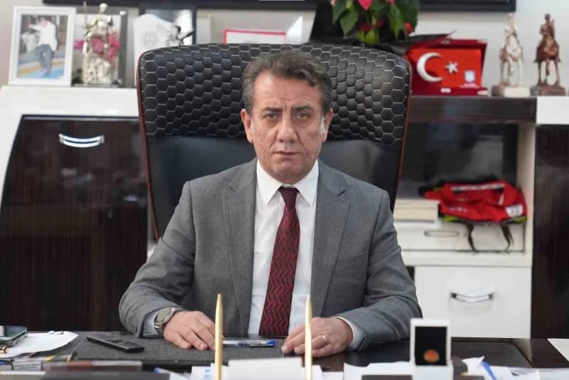 Efeler Belediye Başkanı Anıl Yetişkin basın açıklaması yaparken