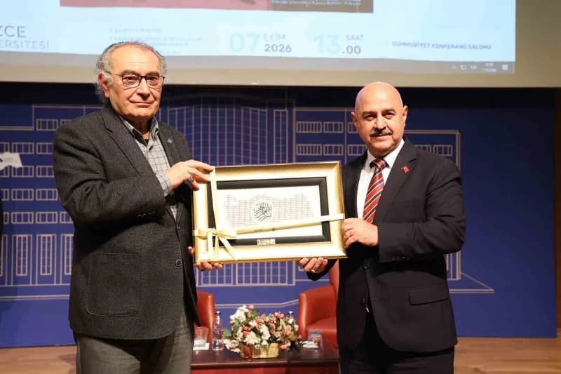 Düzce Üniversitesi Rektörü Nedim Sözbir hevzar Tarhan'a günün anısına hediye taktim etti.