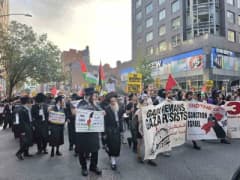 New York Manhattan sokaklarında Gazze için düzenlenen yürüyüşte Filistin bayrakları taşıyan kalabalık protestocular