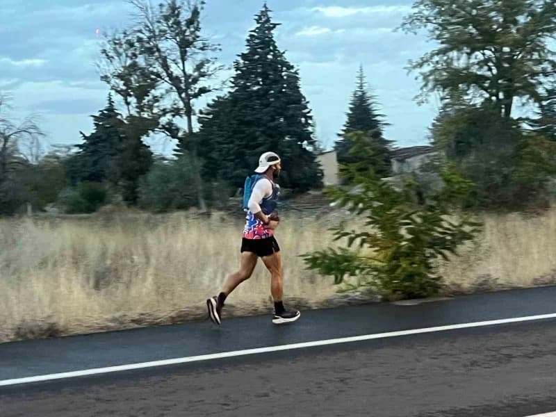 İngiliz sporcu Nicholas Coats, 37 günde bin 700 kilometre koşarak üç ülkeyi aşıp Kapadokya'nın önemli turizm destinasyon