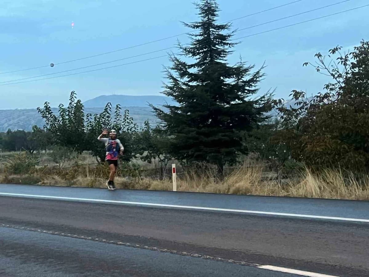 İngiliz sporcu Nicholas Coats, 37 günde bin 700 kilometre koşarak üç ülkeyi aşıp Kapadokya'nın önemli turizm destinasyon