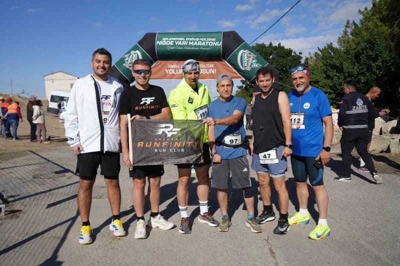 Niğde’de Ömer Halisdemir anısına düzenlenen 3. Geleneksel Yarı Maratonunda sporcular koşuyor