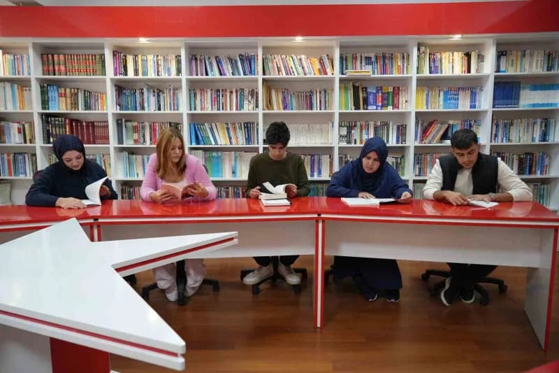 Anne ve oğul üniversite hayallerini aynı sınıfta gerçekleştiriyor