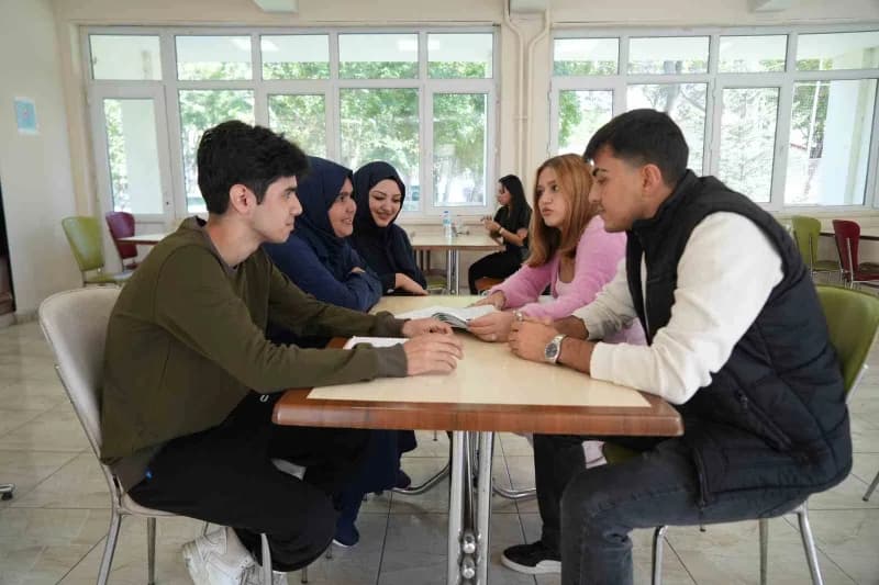 Anne ve oğul üniversite hayallerini aynı sınıfta gerçekleştiriyor