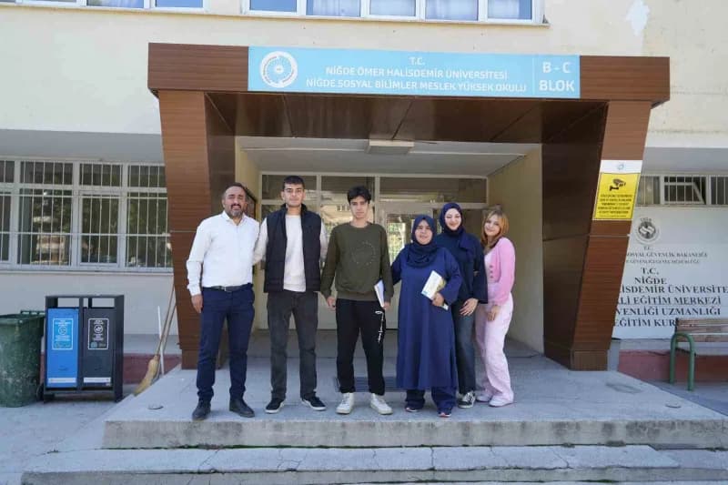Anne ve oğul üniversite hayallerini aynı sınıfta gerçekleştiriyor