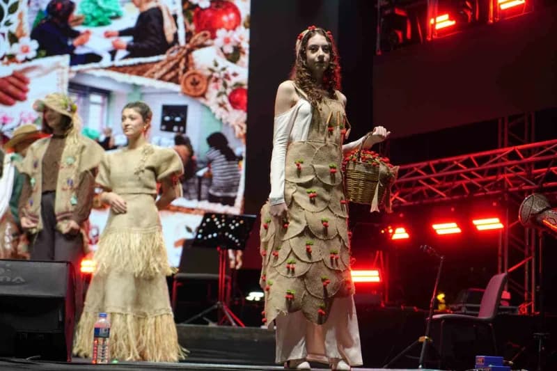 Niğde Gastronomi Festivali'nde atık malzemelerden hazırlanan yöresel kıyafetlerin defilesi